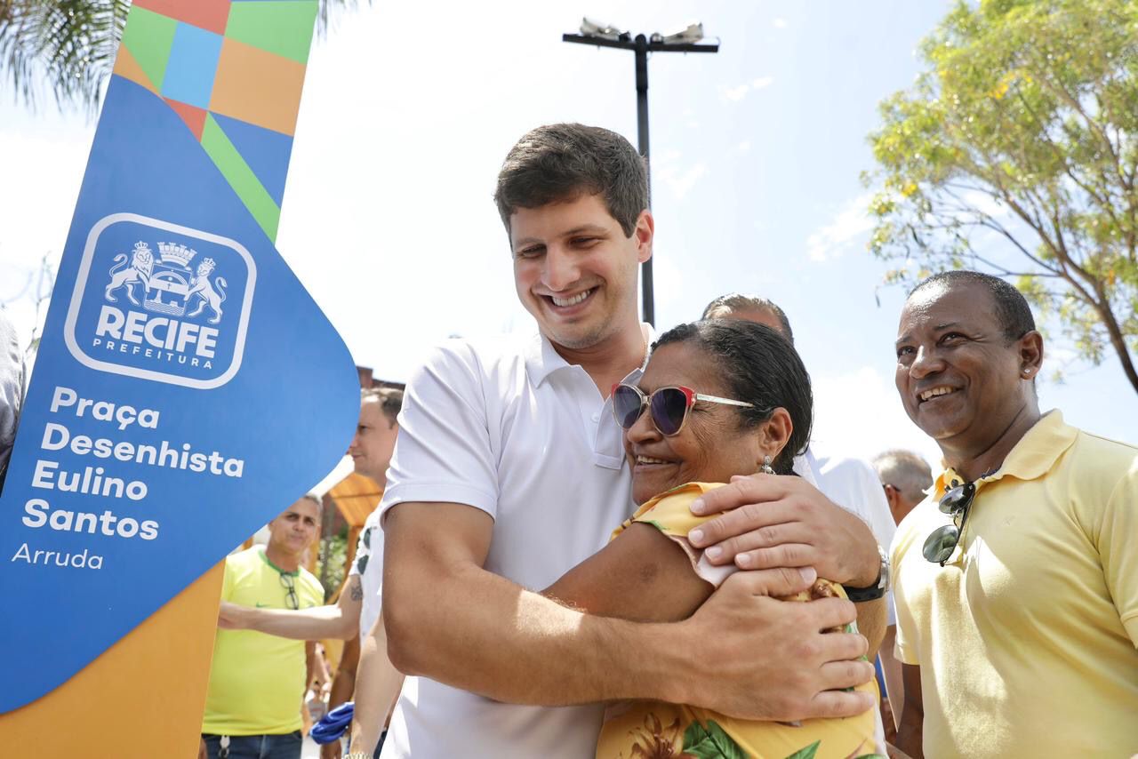 João Campos entrega nova praça no Arruda