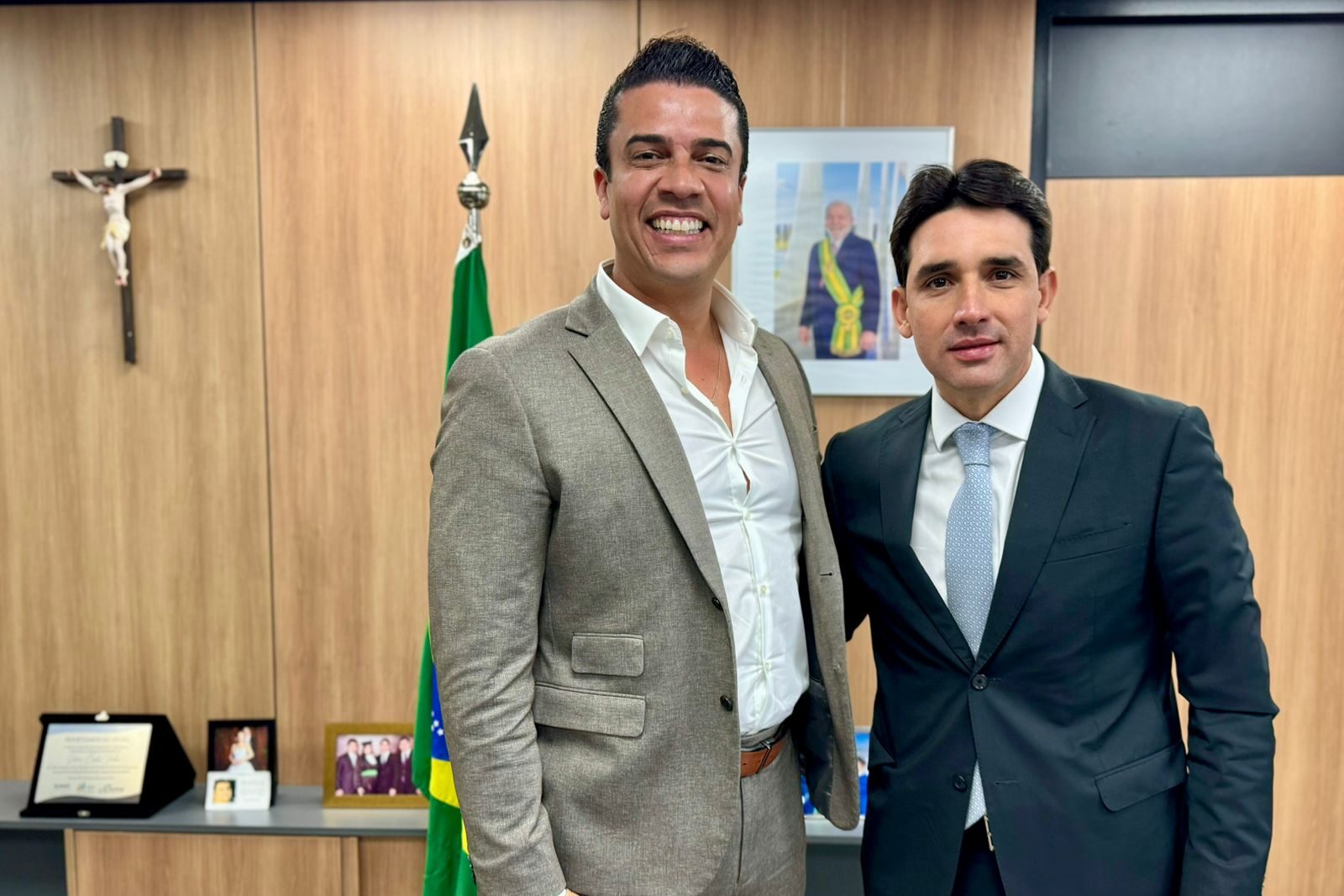 Rodrigo Pinheiro e Silvio Costa Filho batem o martelo sobre o Republicanos