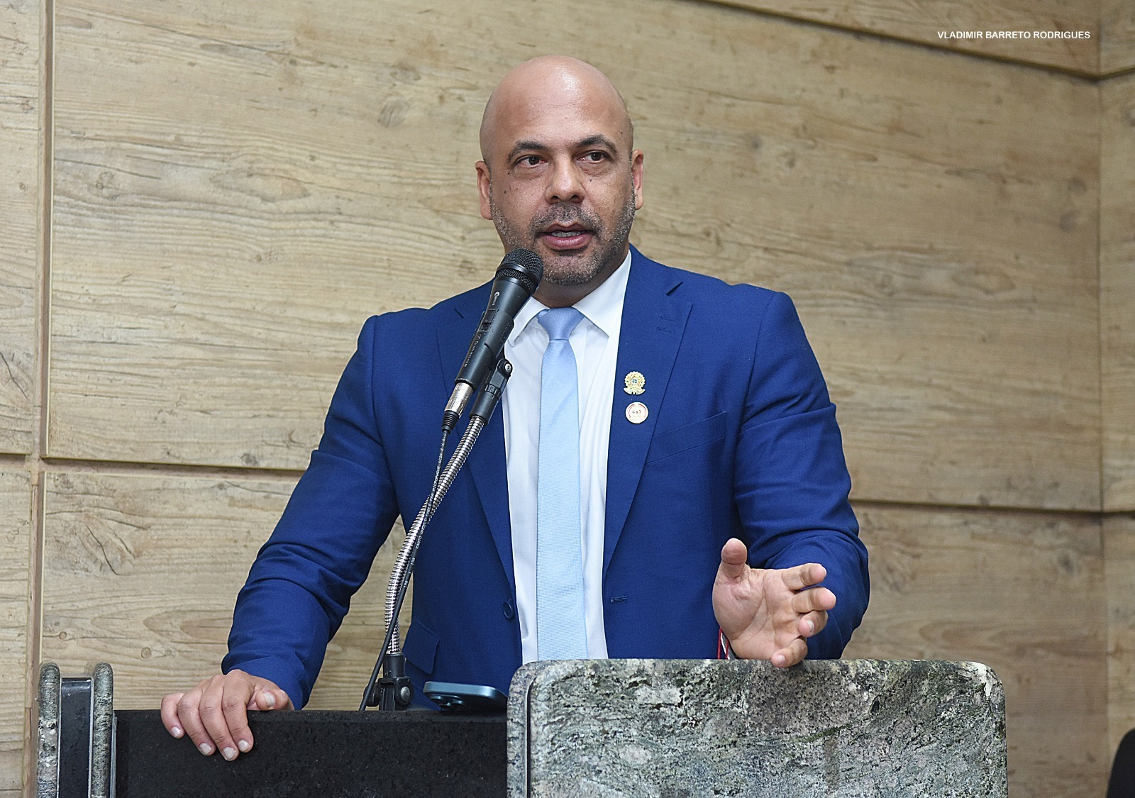 Anderson Correia cobra melhorias no curral de gado