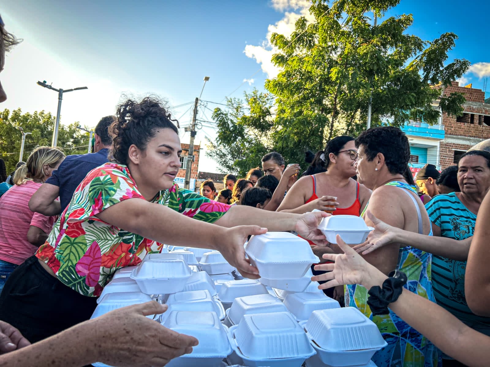 Rosa Amorim participa de doação de 5 toneladas de alimentos em Caruaru