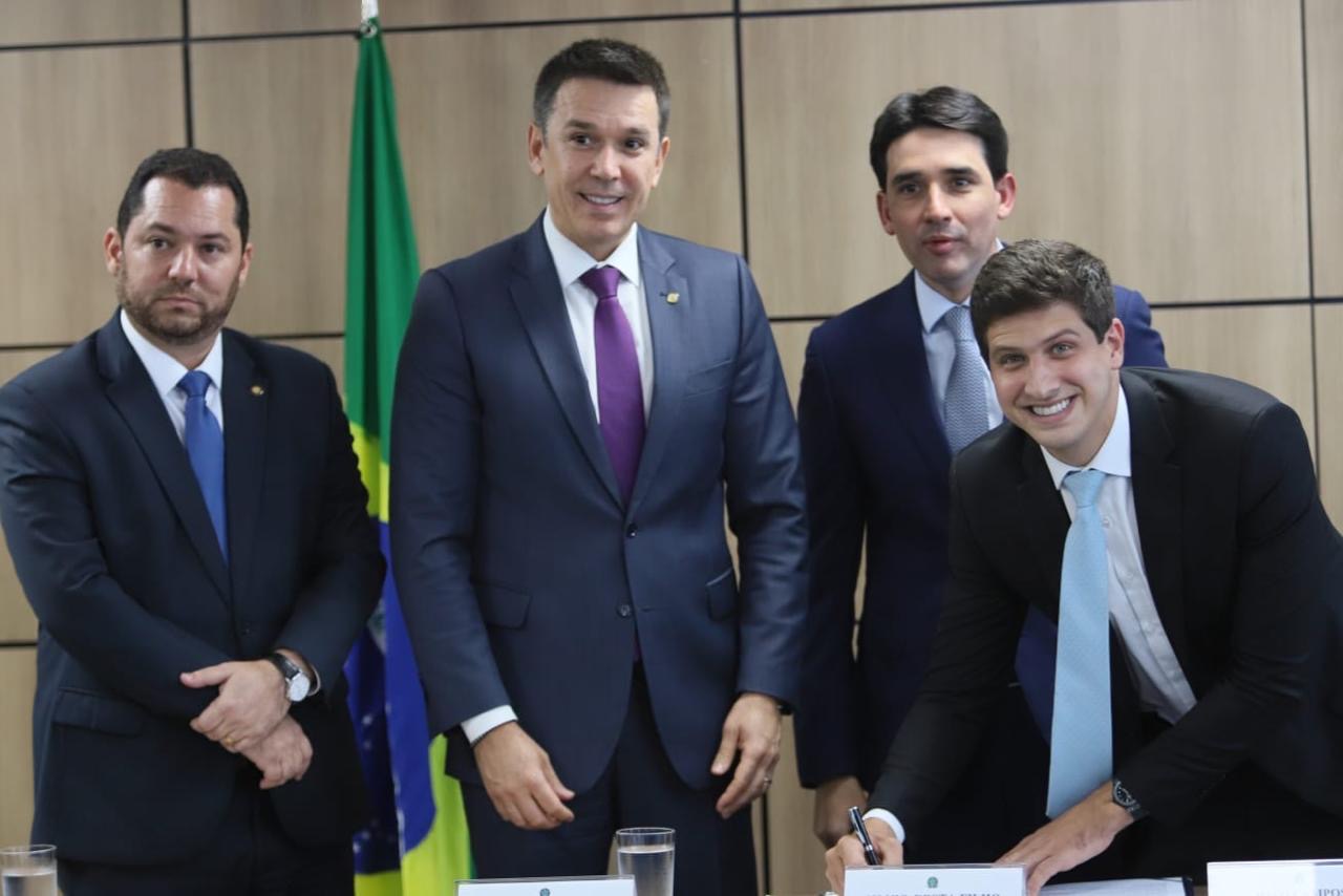 João Campos e Silvio Costa Filho assinam projeto para impulsionar o setor aéreo no Recife