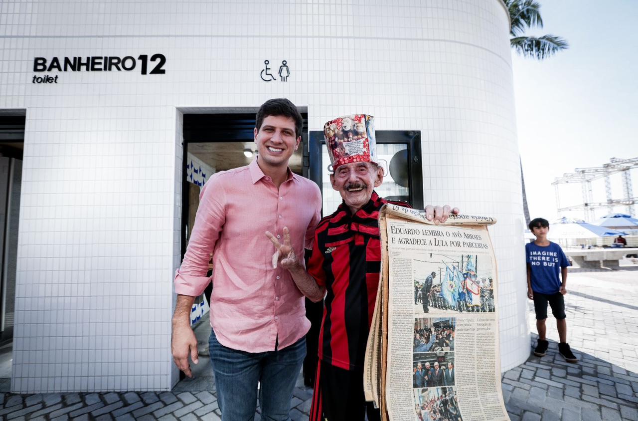 João Campos entrega mais sete banheiros da nova orla