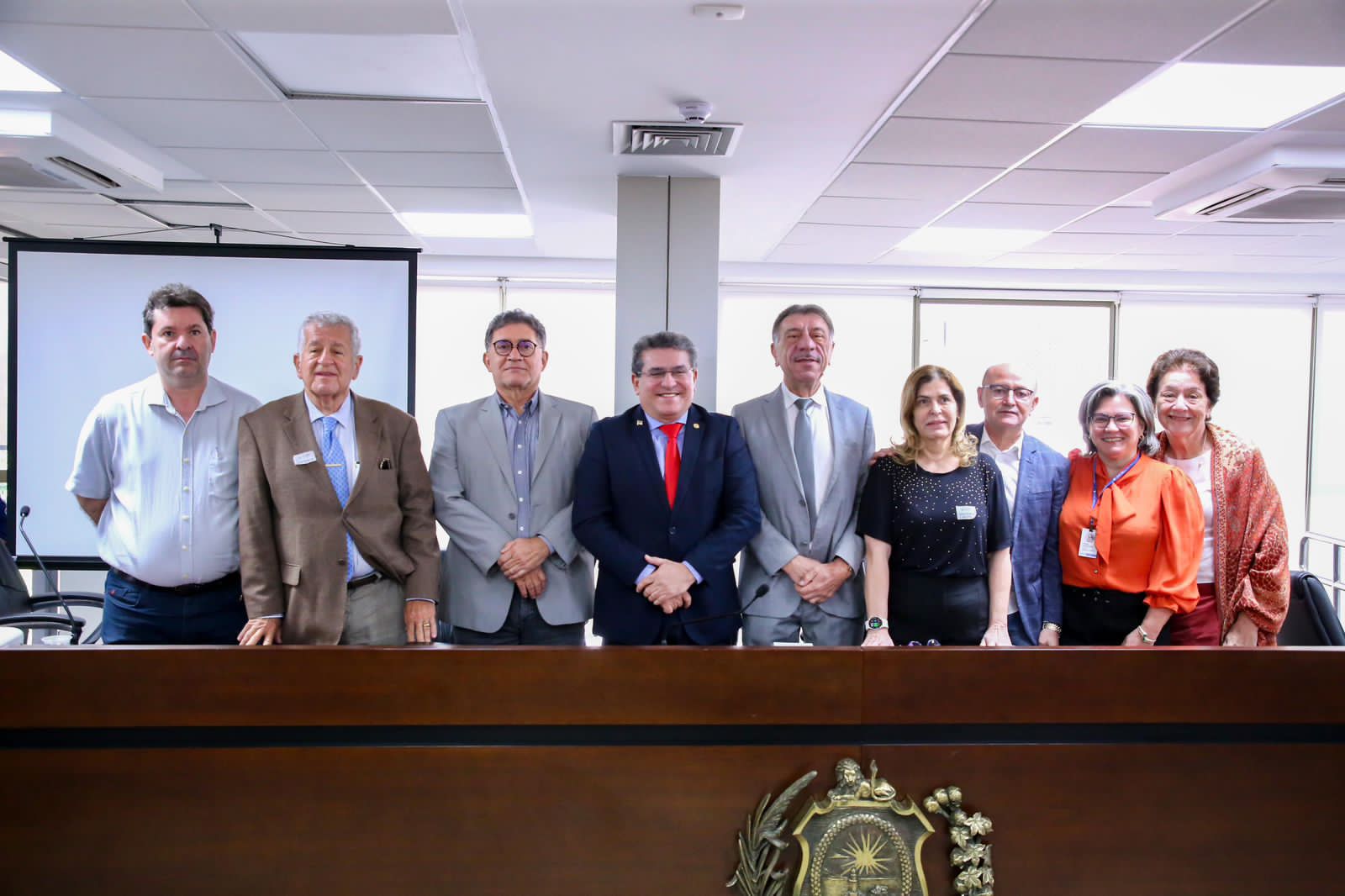 Duque promove audiência sobre crise da hemodiálise no Estado