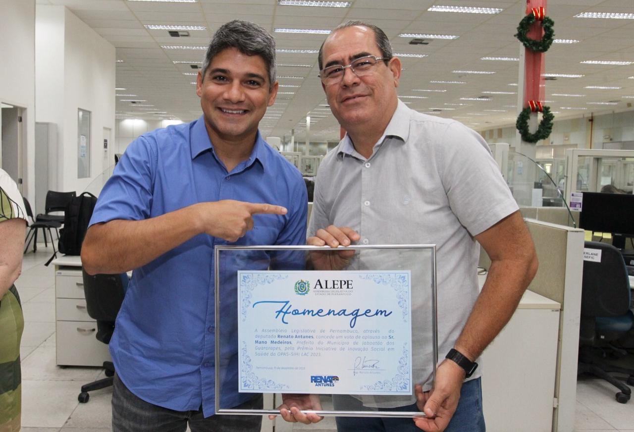 Prefeito Mano Medeiros recebe homenagem da Alepe 