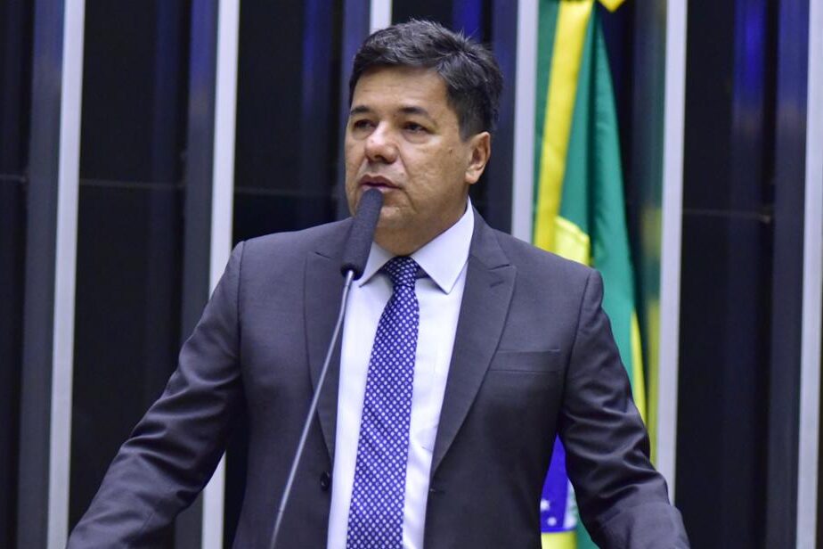 Mendonça apresenta PEC para barrar decisão do STF contra a imprensa 