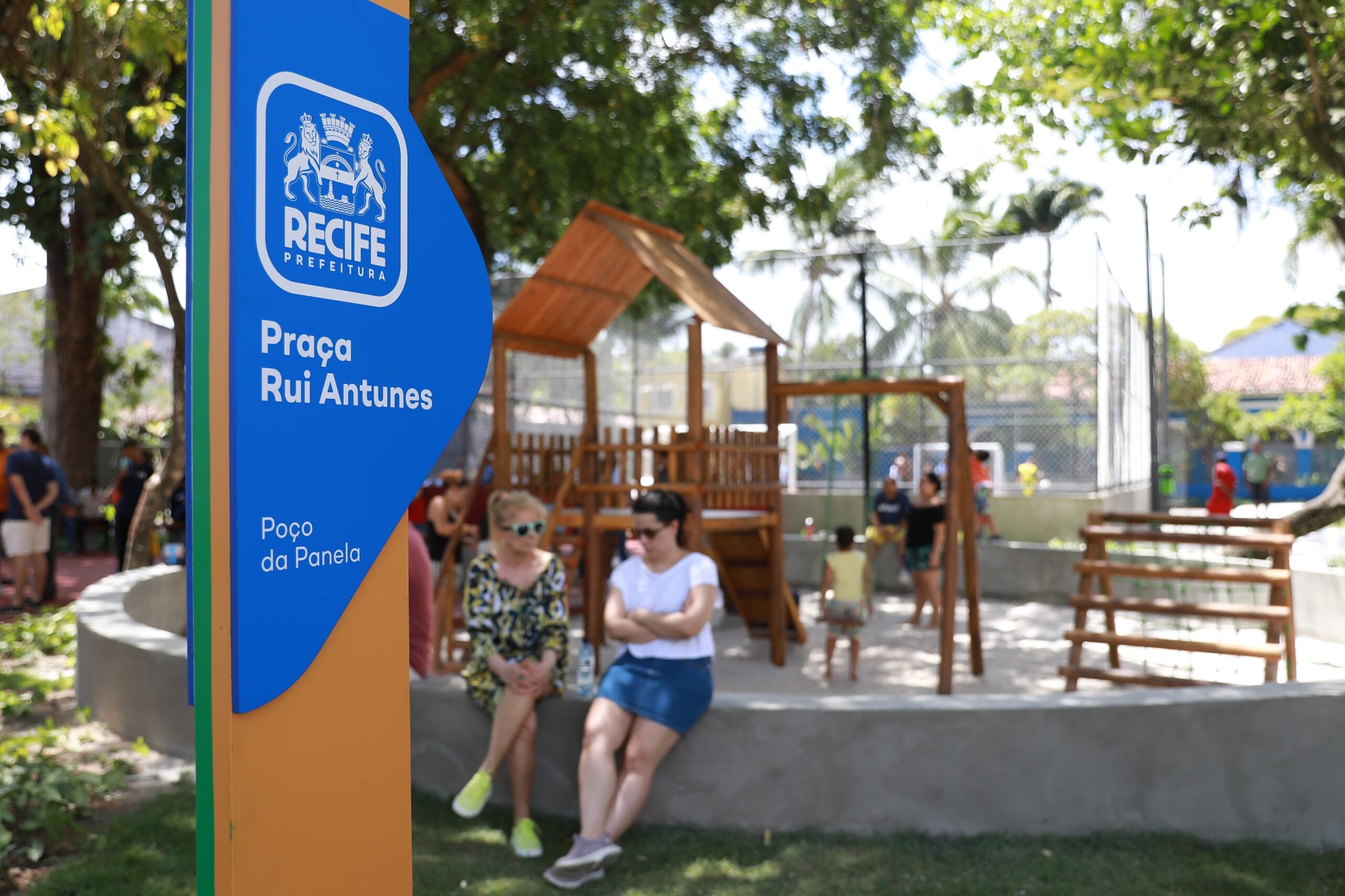 João Campos entrega praça no Poço da Panela totalmente requalificada