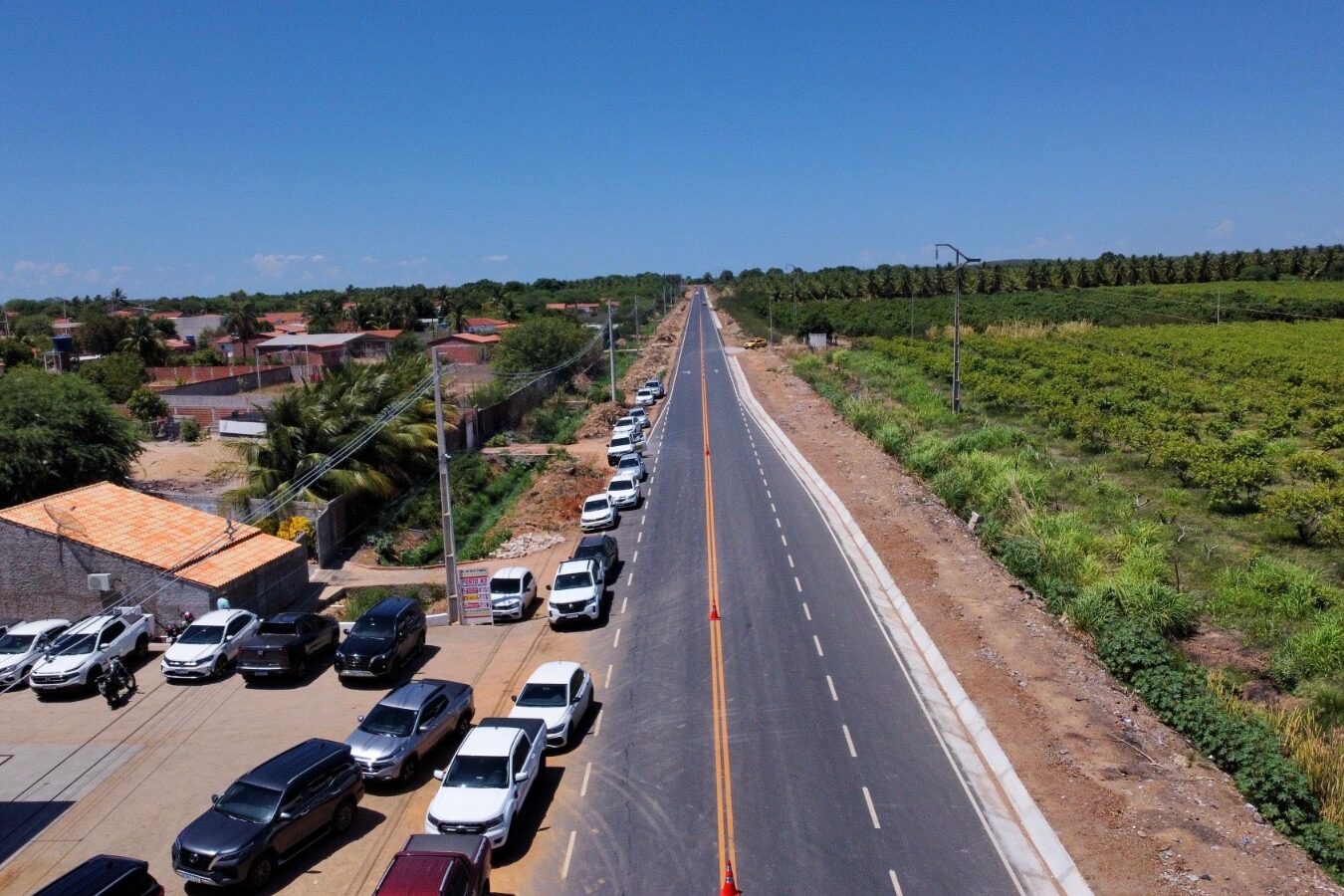 Em Petrolina, Raquel entrega rodovia em área do perímetro irrigado