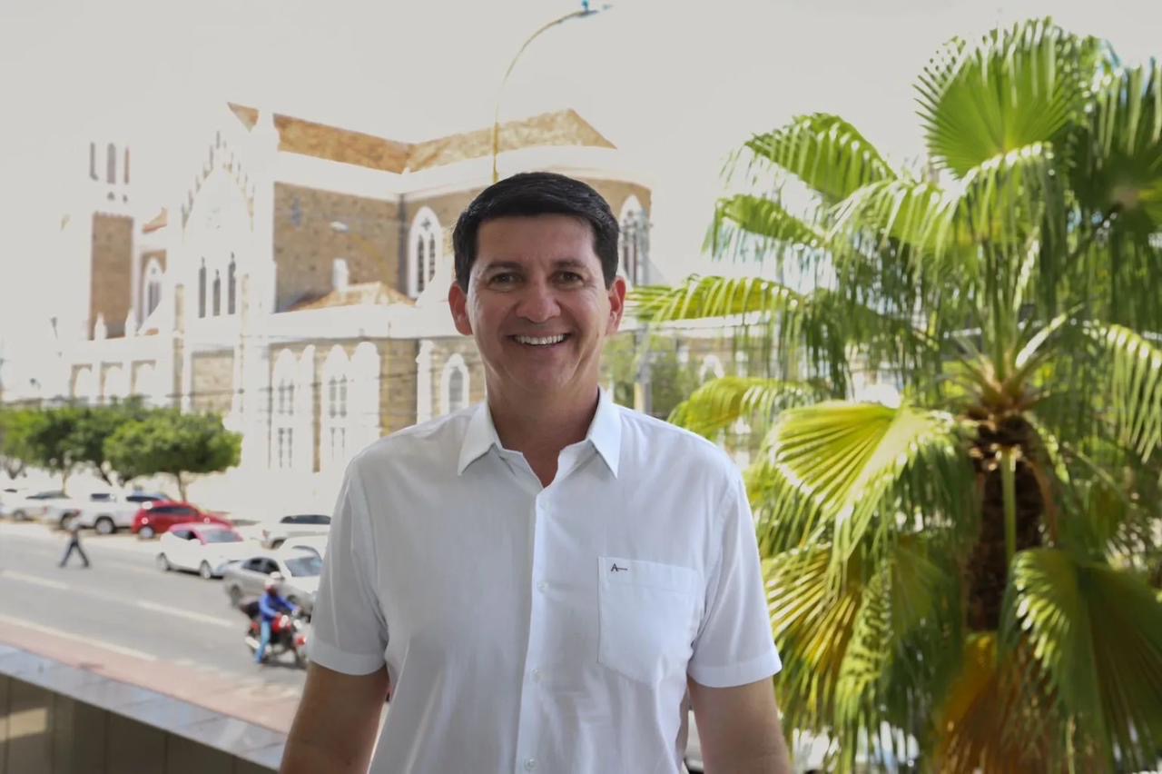 Simão antecipa 13º dos servidores e aquece economia de Petrolina