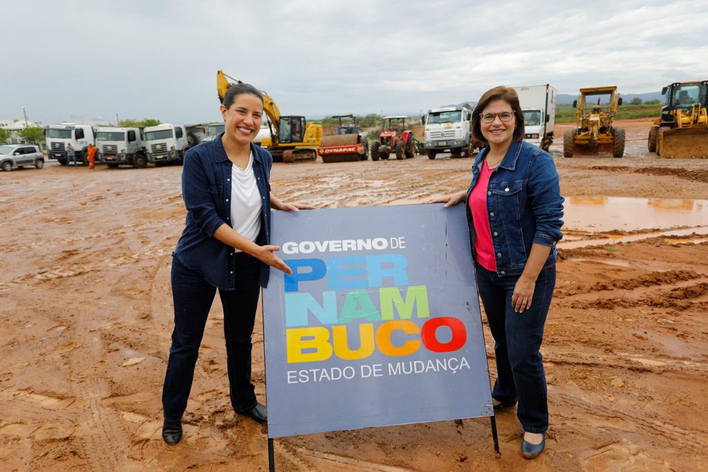Raquel e Priscila vistoriam obras de pavimentação da VPE-380