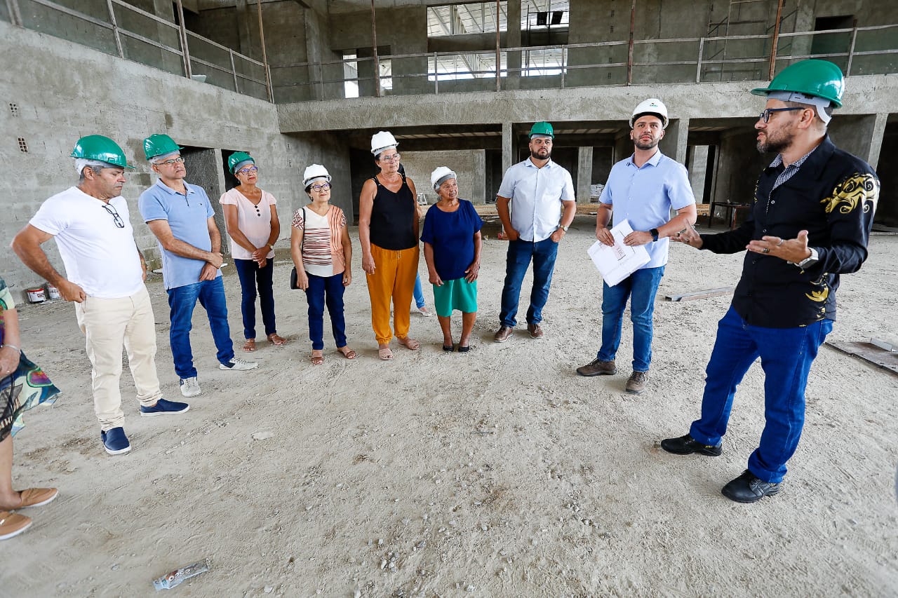 Artesãos de Caruaru conferem avanço da obra do Centro Cultural Parque da Lagoa