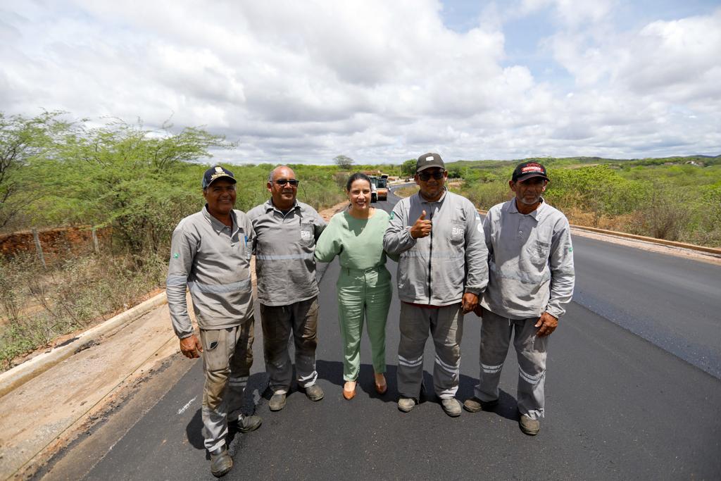 Em Sertânia, governadora Raquel Lyra vistoria obras da PE-265