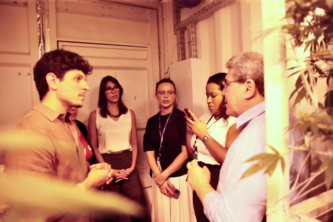 Duque reafirma compromisso com o fornecimento de canabidiol no SUS