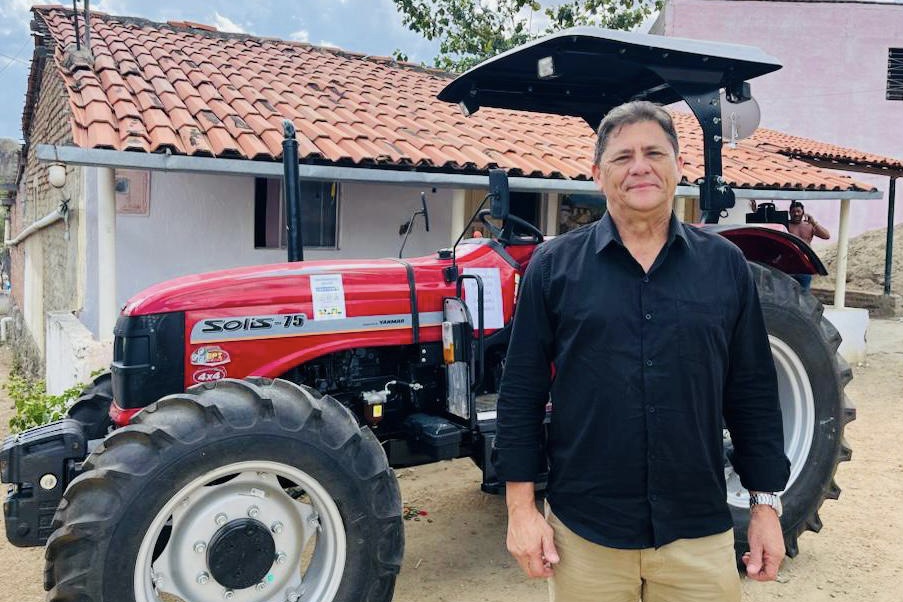 Nelson Diniz entrega trator a agricultores do Sítio Carneirinho