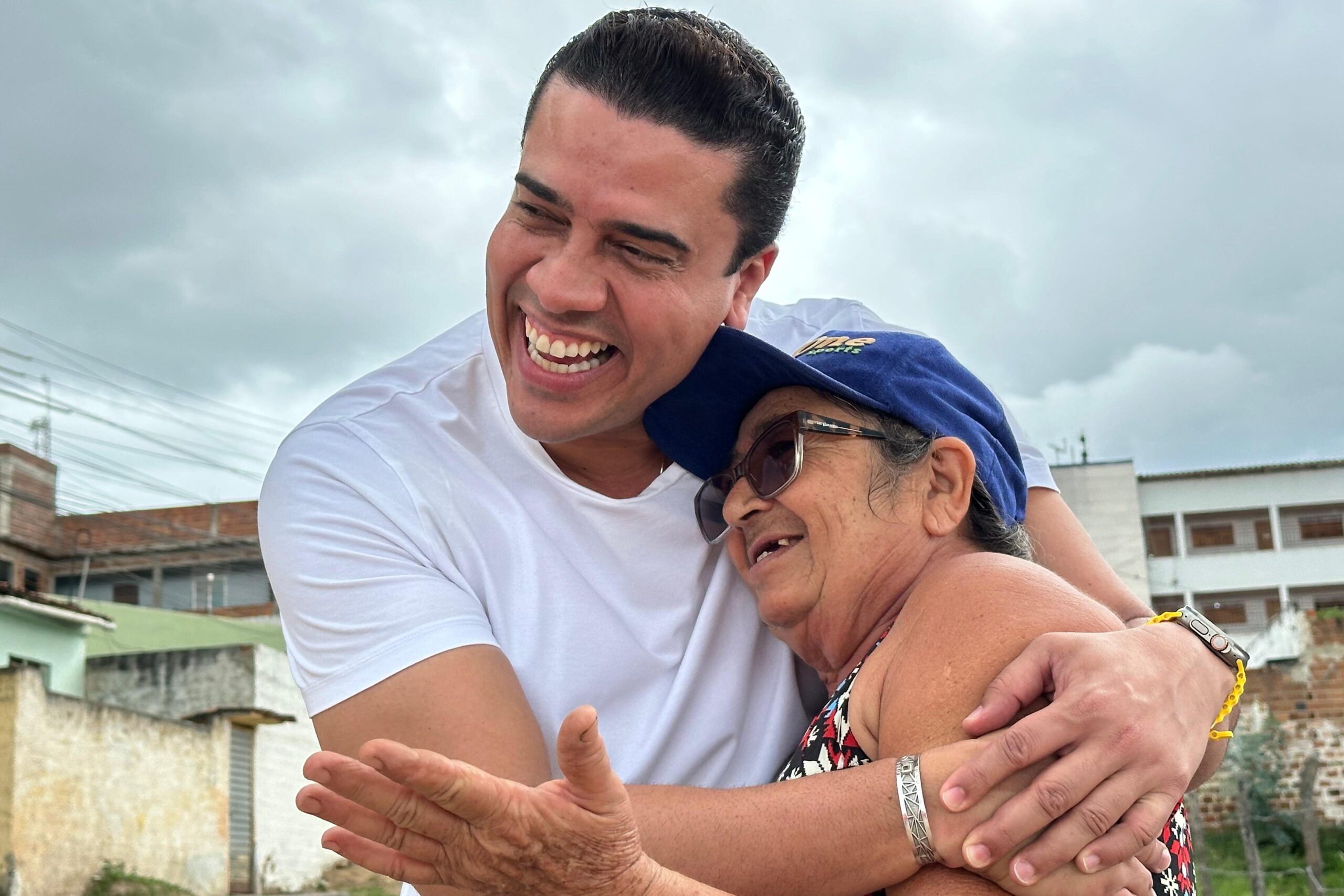 Rodrigo acompanha execução de obras na periferia de Caruaru  