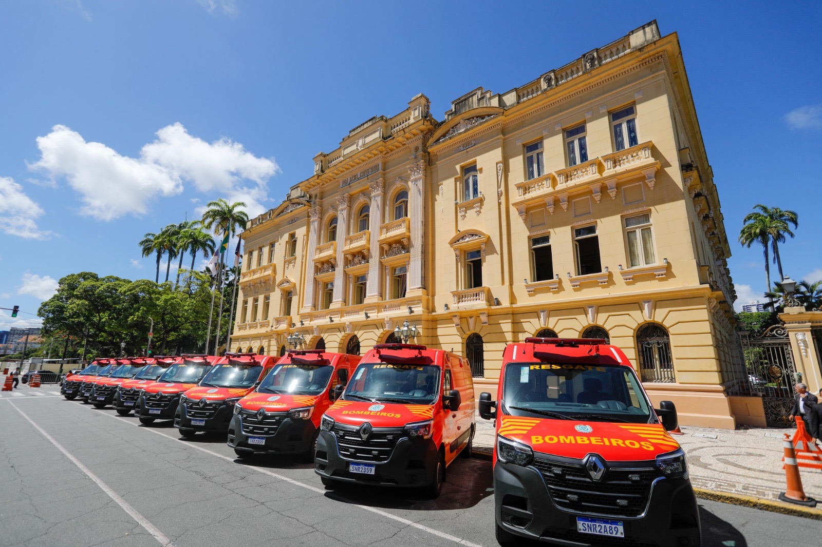 Corpo de Bombeiros recebe 12 novas viaturas auto resgate
