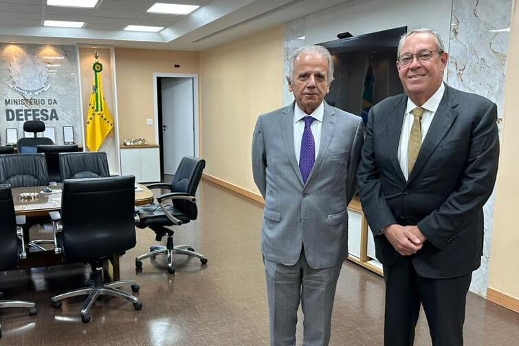 Álvaro Porto propõe homenagens a ministro e a comandante do Exército