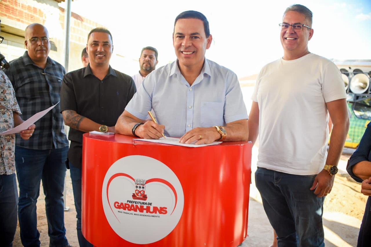 Sivaldo assina ordens de serviço para mais pavimentações em bairros de Garanhuns