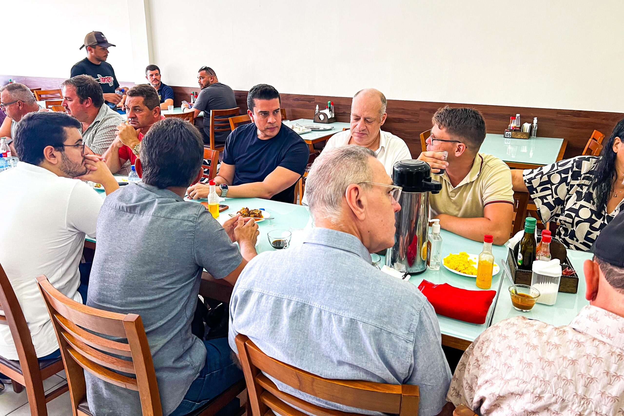 Para estreitar os laços, Rodrigo reúne vereadores da base e oposição