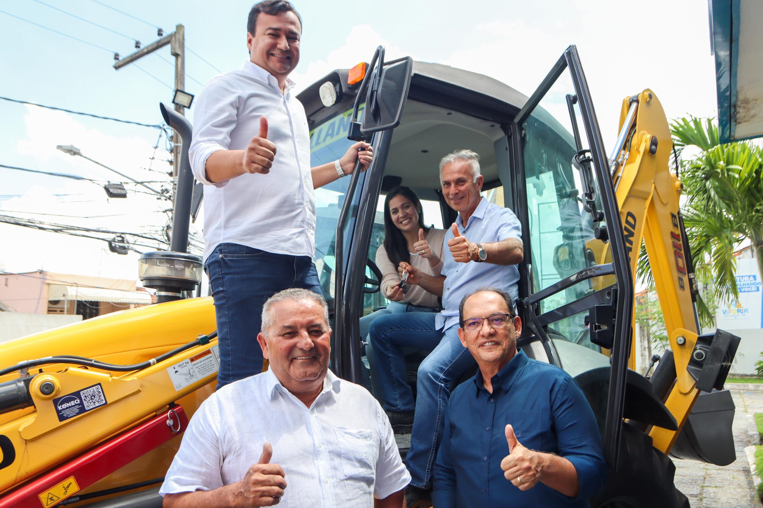 Prefeito de Vitória entrega duas novas retroescavadeiras para atender zona rural