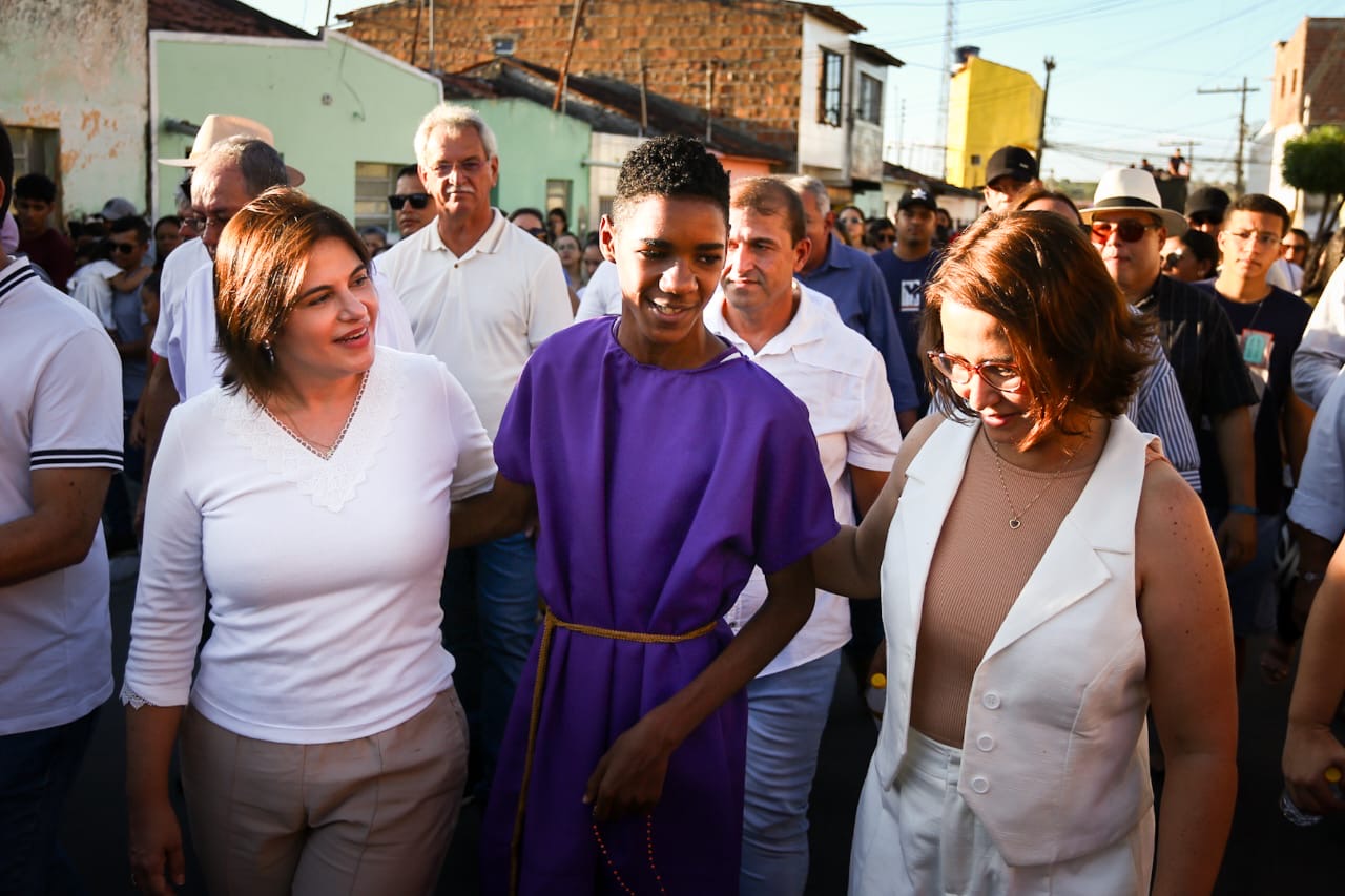 Priscila Krause participa de procissão em São Bento do Una