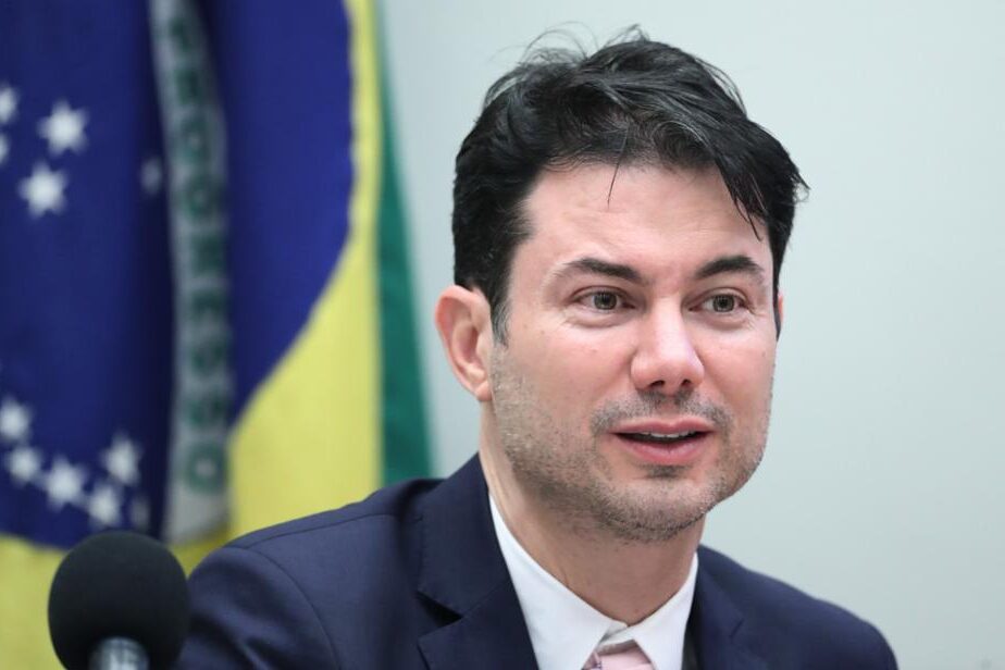 Clodoaldo sai em defesa de ministra da Saúde