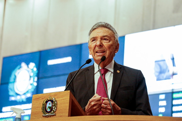 Queiroz garante que decisão da Justiça não afeta seus direitos políticos  