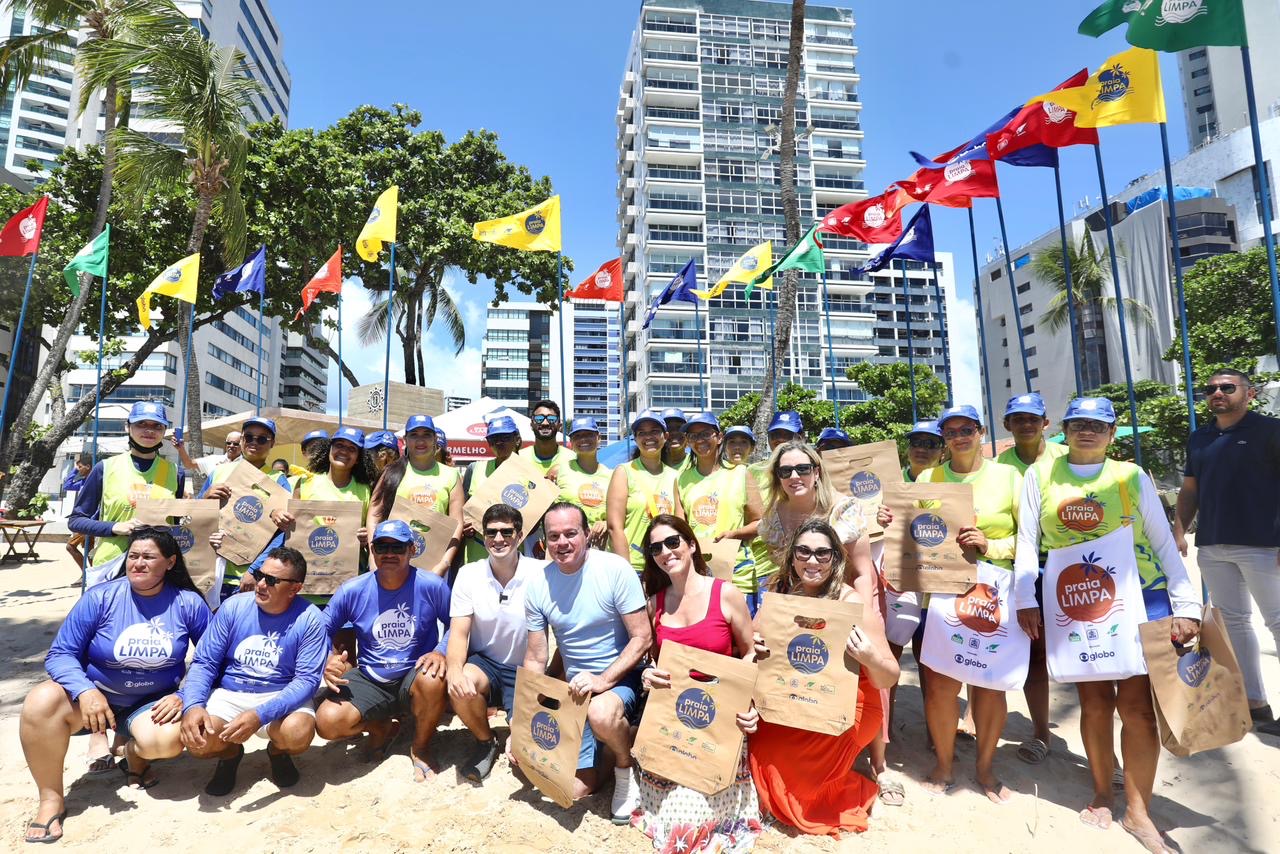 João Campos acompanha projeto Praia Limpa na orla do Recife 