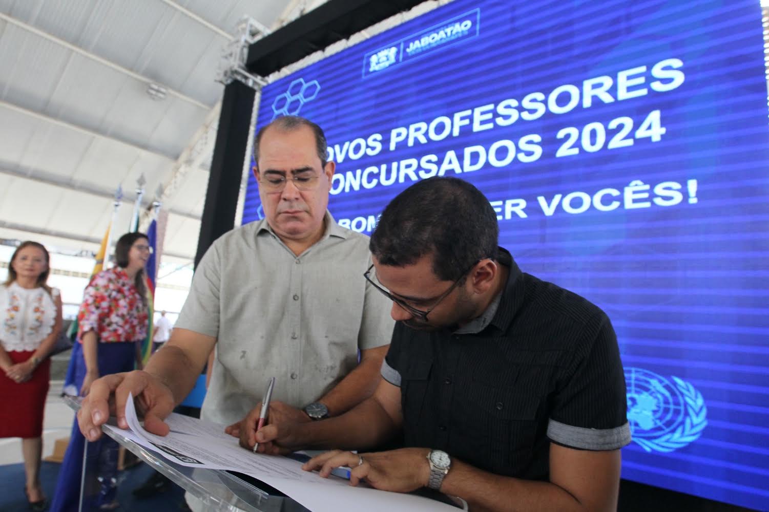Mano Medeiros dá posse aos novos professores do Jaboatão