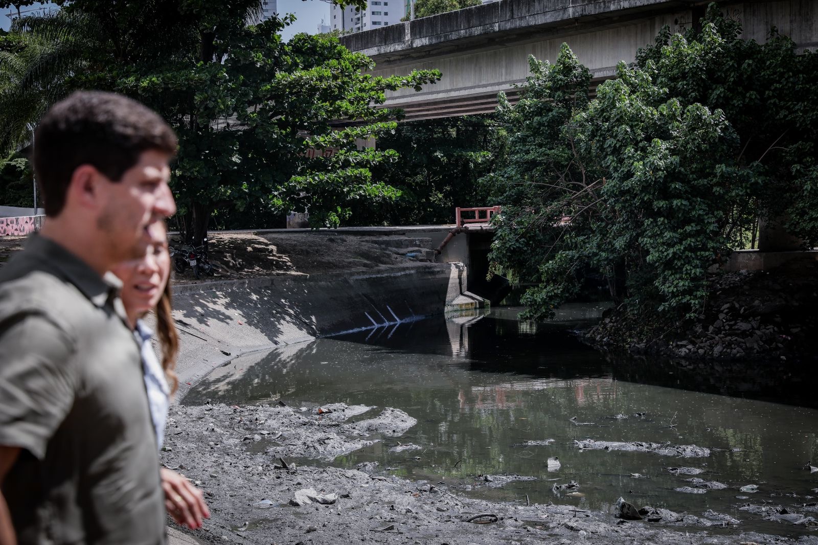 João Campos acompanha início de limpeza dos canais do Recife 