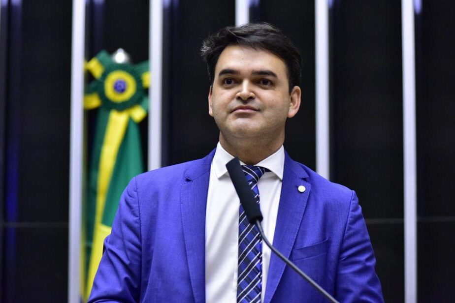 Deputado quer mudança no Código Penal para prender quem constranger autoridades