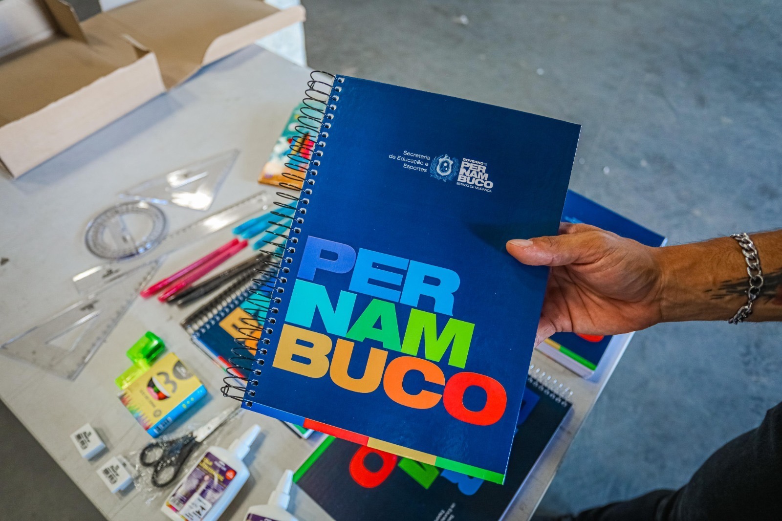 Escolas da rede estadual começam a receber novos kits e fardamentos