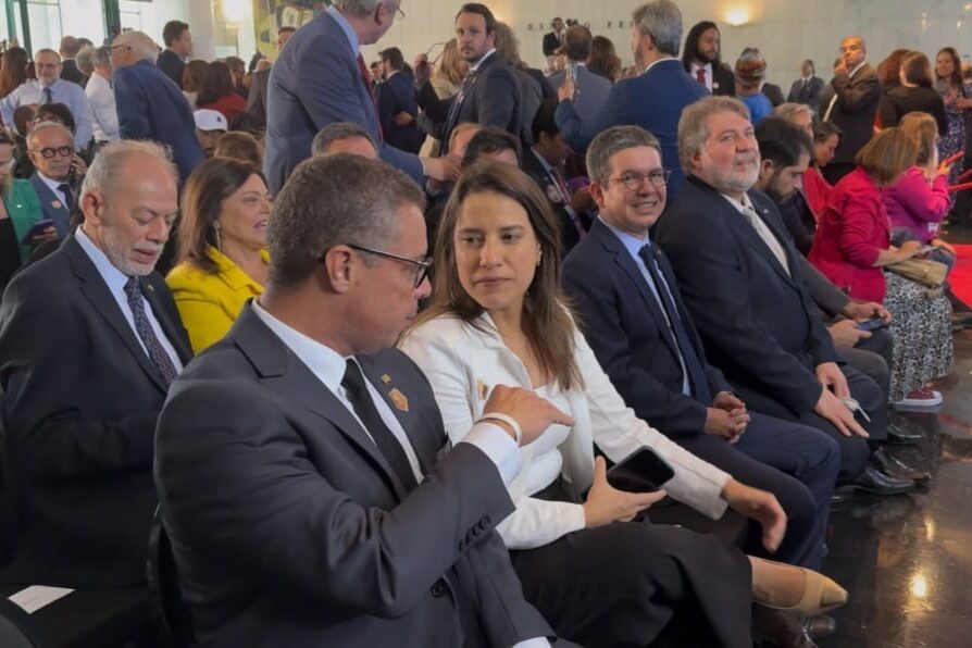 Raquel exalta defesa da democracia durante ato em Brasília