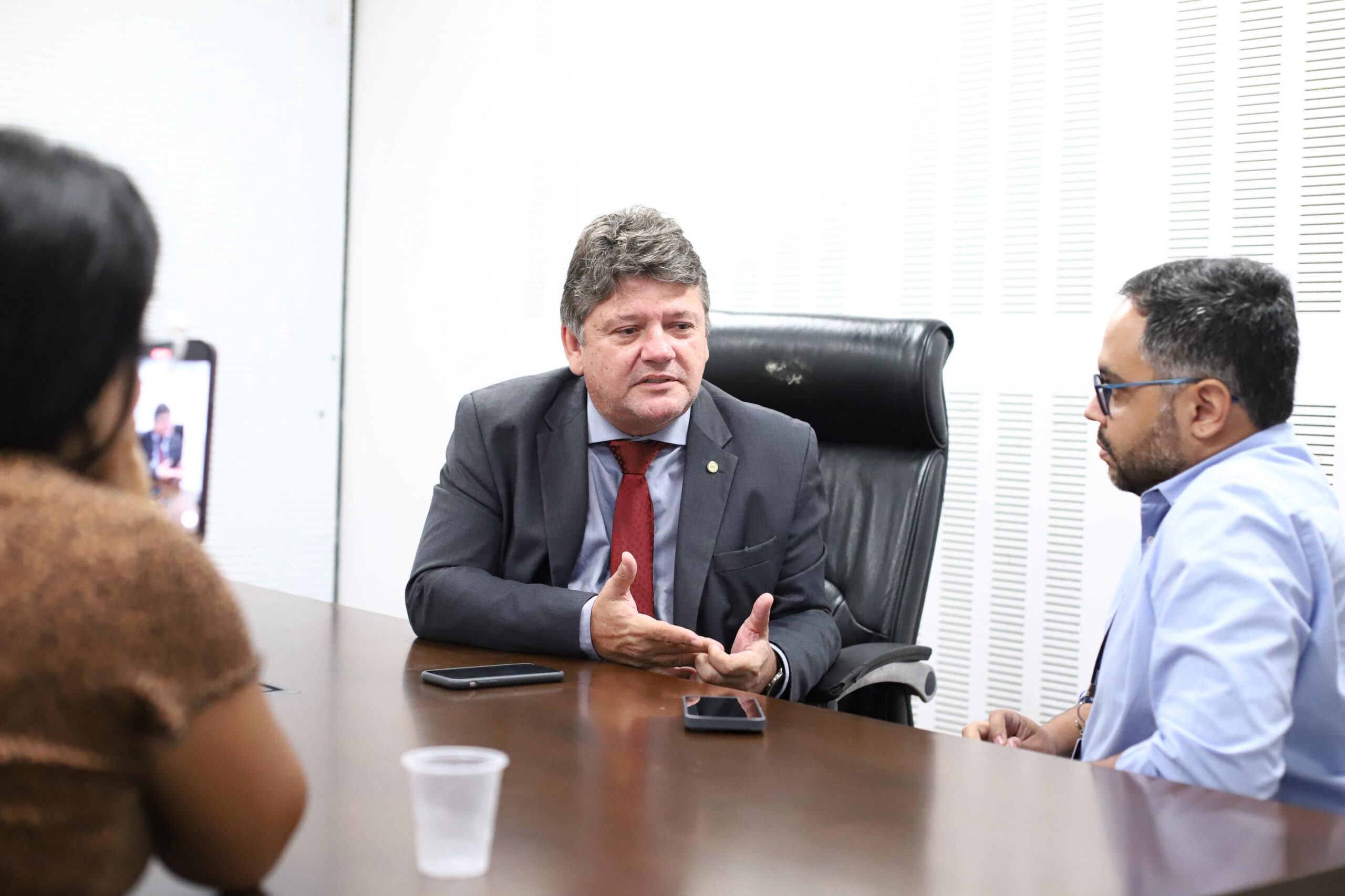 Sileno diz que apoio a Queiroz não passa por espaço na majoritária