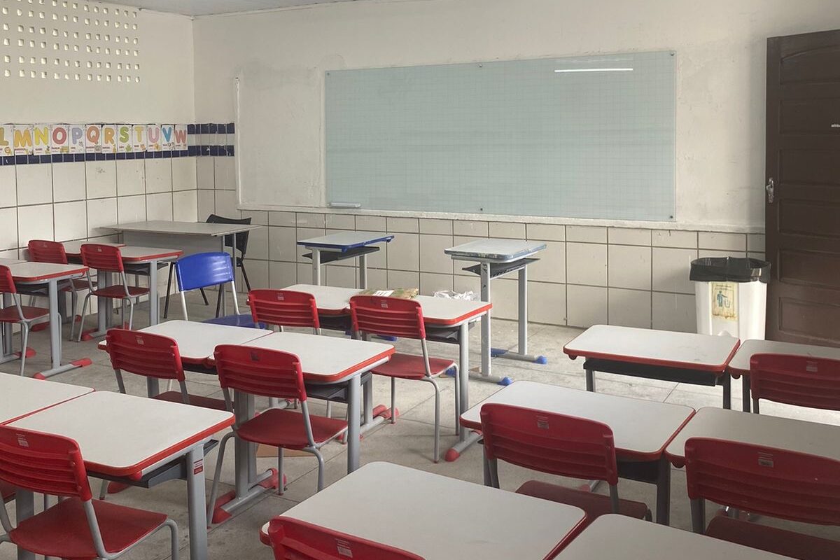 Educação do Paulista instala novos quadros em escolas municipais 
