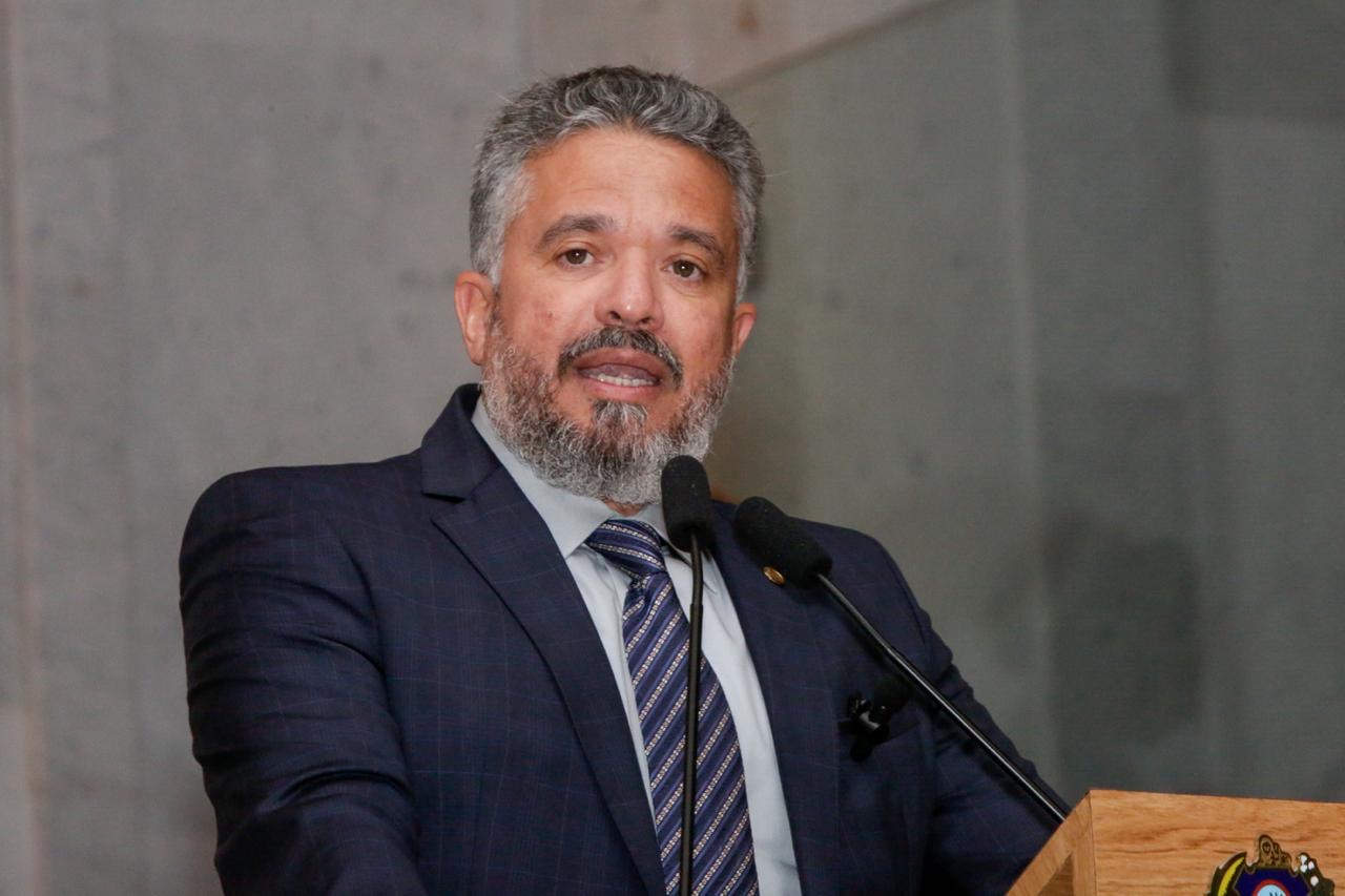 William Brigido pede auxílio-aluguel às mulheres vítimas de violência doméstica