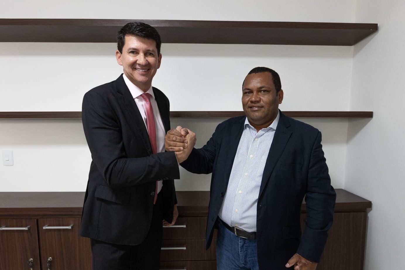 Vereador Alex de Jesus anuncia retorno a base do prefeito Simão 