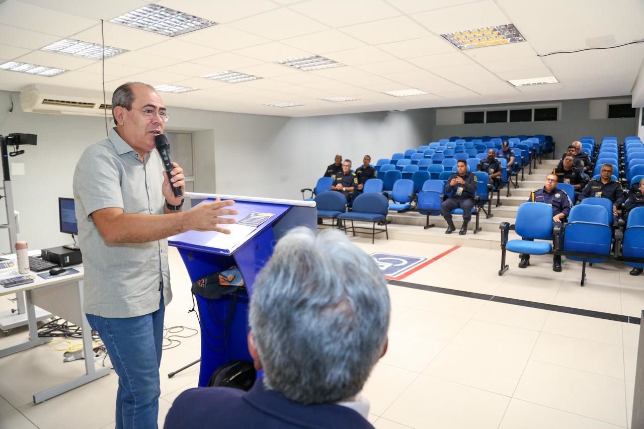 Mano entrega certificado de capacitação aos guardas municipais do Jaboatão