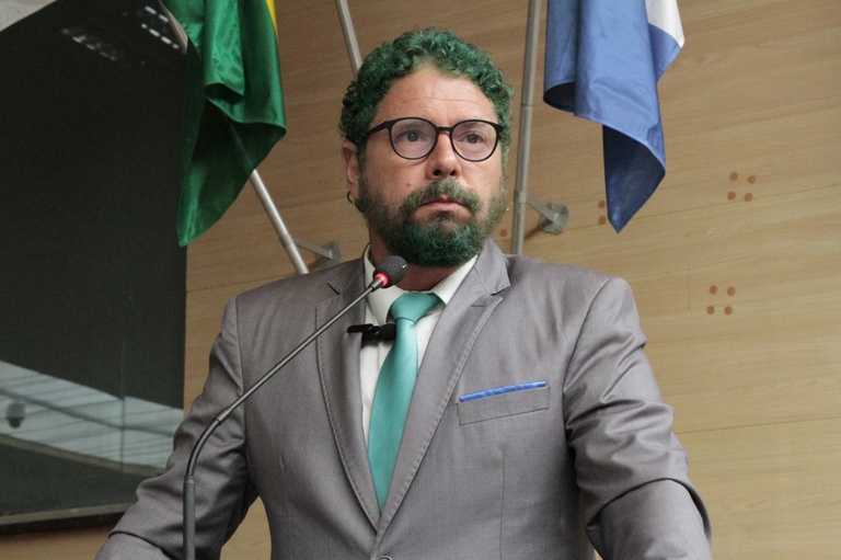 Vereador do Recife estreia cabelo verde na tribuna da Câmara
