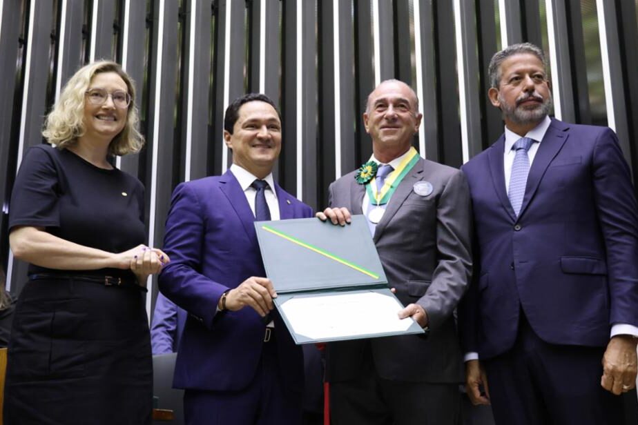 A pedido de André Ferreira, Câmara homenageia Jorge Petribu