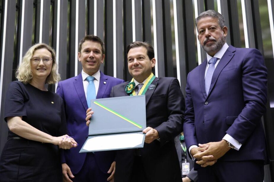 Geraldo Julio recebe a maior condecoração da Câmara dos Deputados