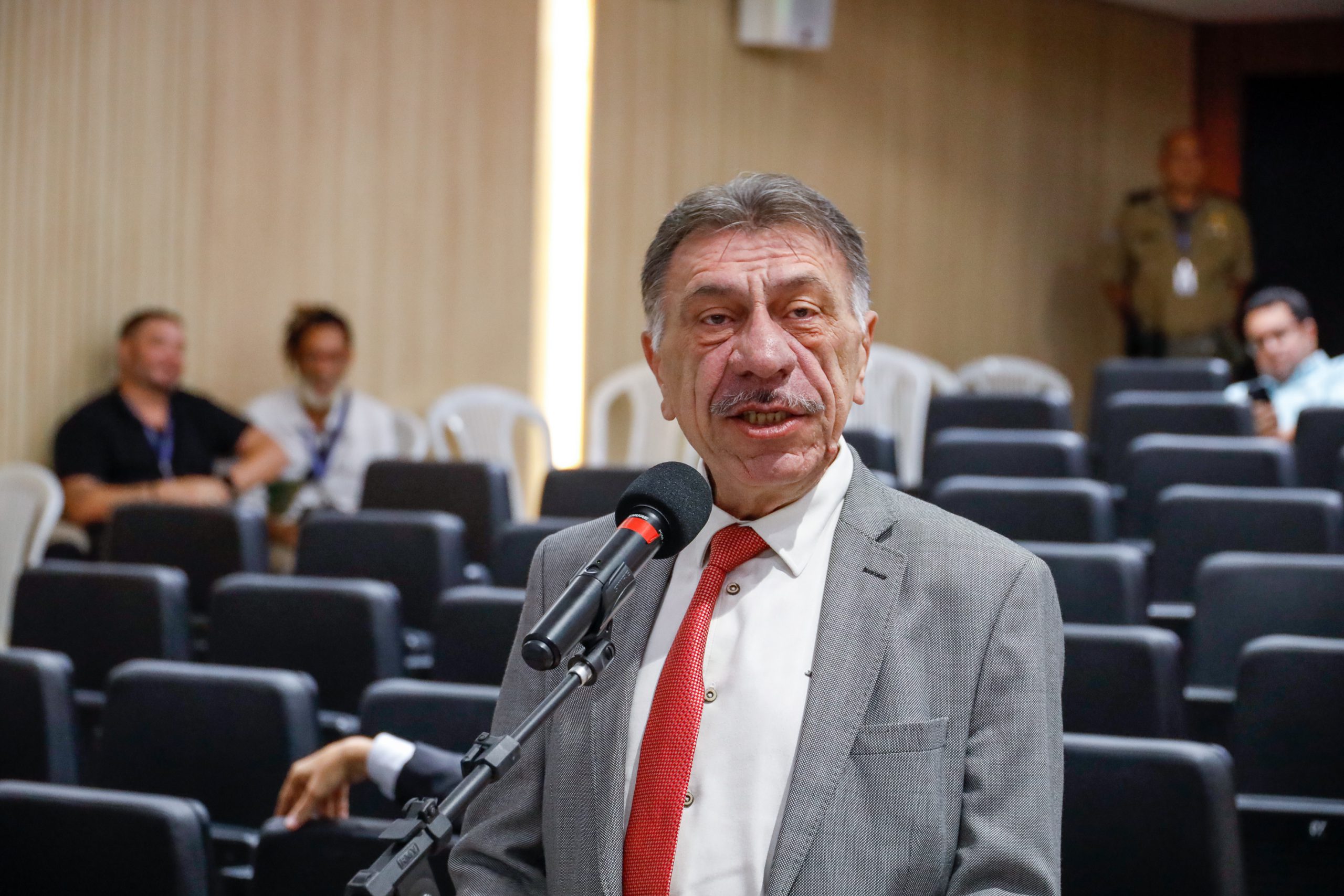 Patriota sugere ampliação do “Bônus Livro” para estudantes da rede estadual 