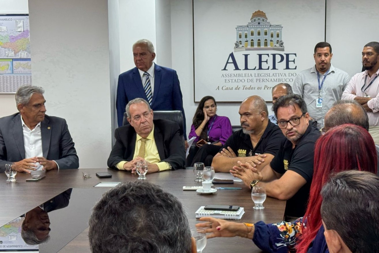 Após encontro com Sinpol, Álvaro monta comissão de deputados para reunião no Palácio