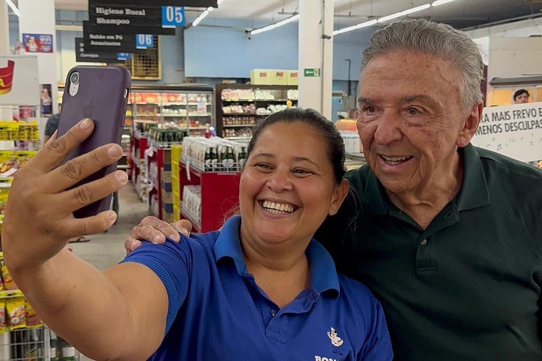 Queiroz se inspira em Safadão para se aproximar do público jovem, mas tem “apagão” nas redes sociais