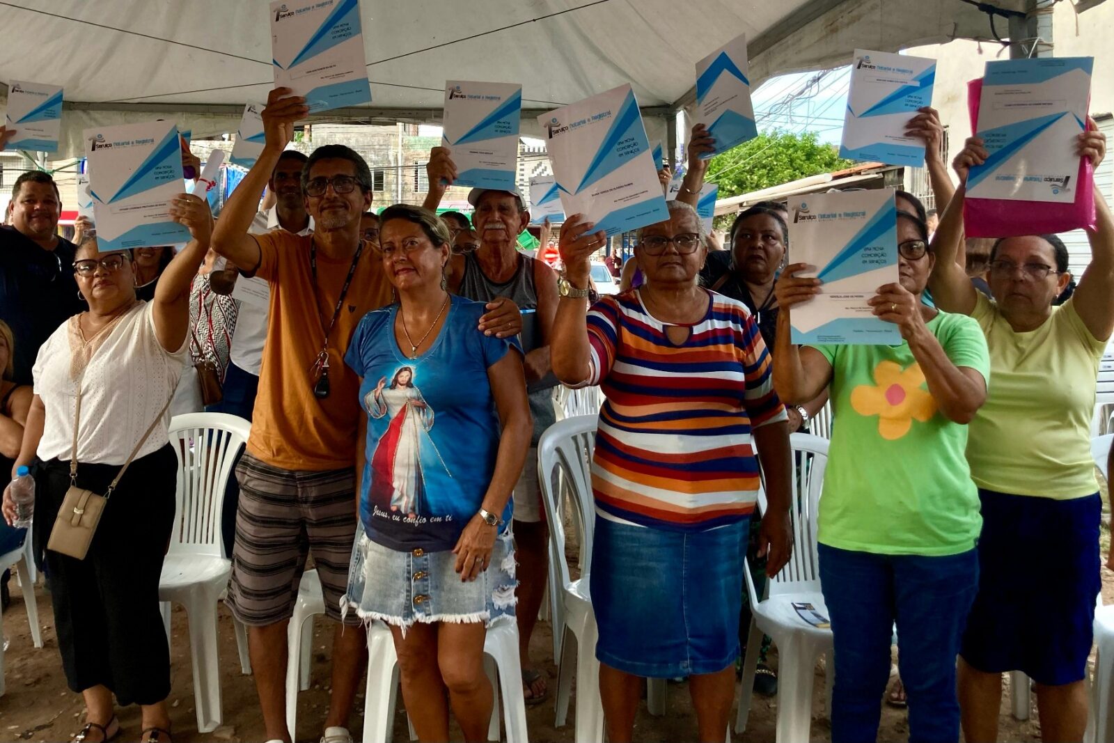 Gestão Yves Ribeiro entrega escrituras a moradores do Janga