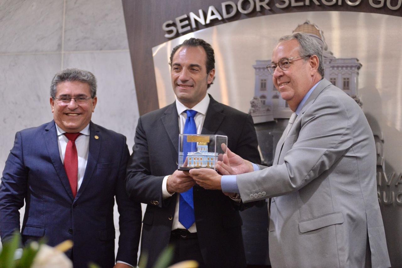 Alepe entrega título de cidadão ao diretor global da Jeep, Antônio Filosa