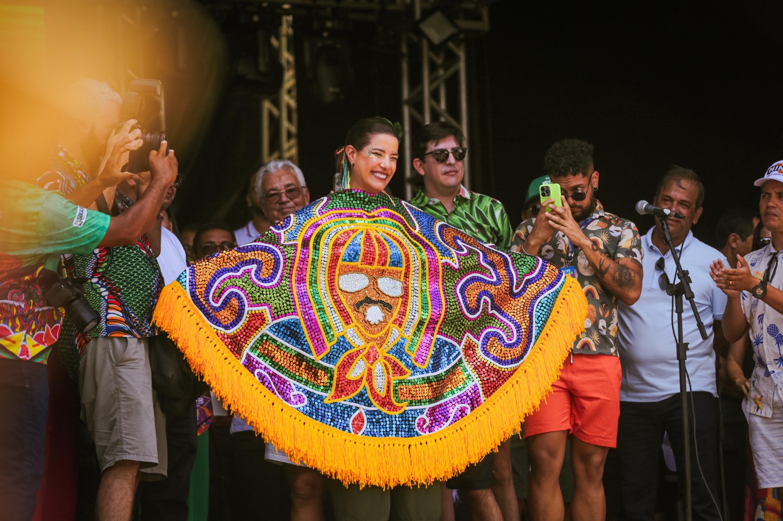 Raquel acompanha cortejo das nações de maracatu rural em Nazaré da Mata