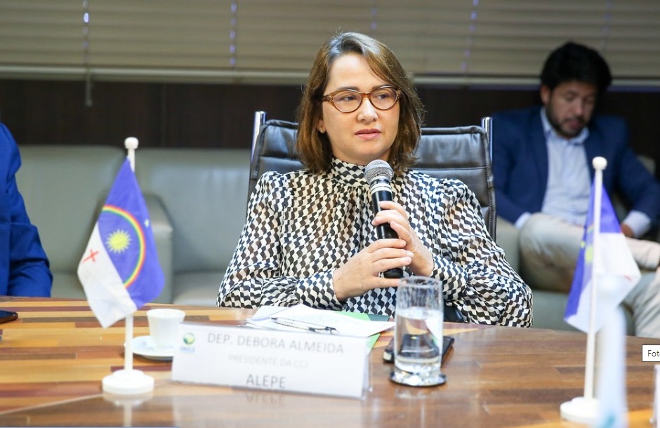 Débora Almeida representa CCLJ da Alepe em Brasília 