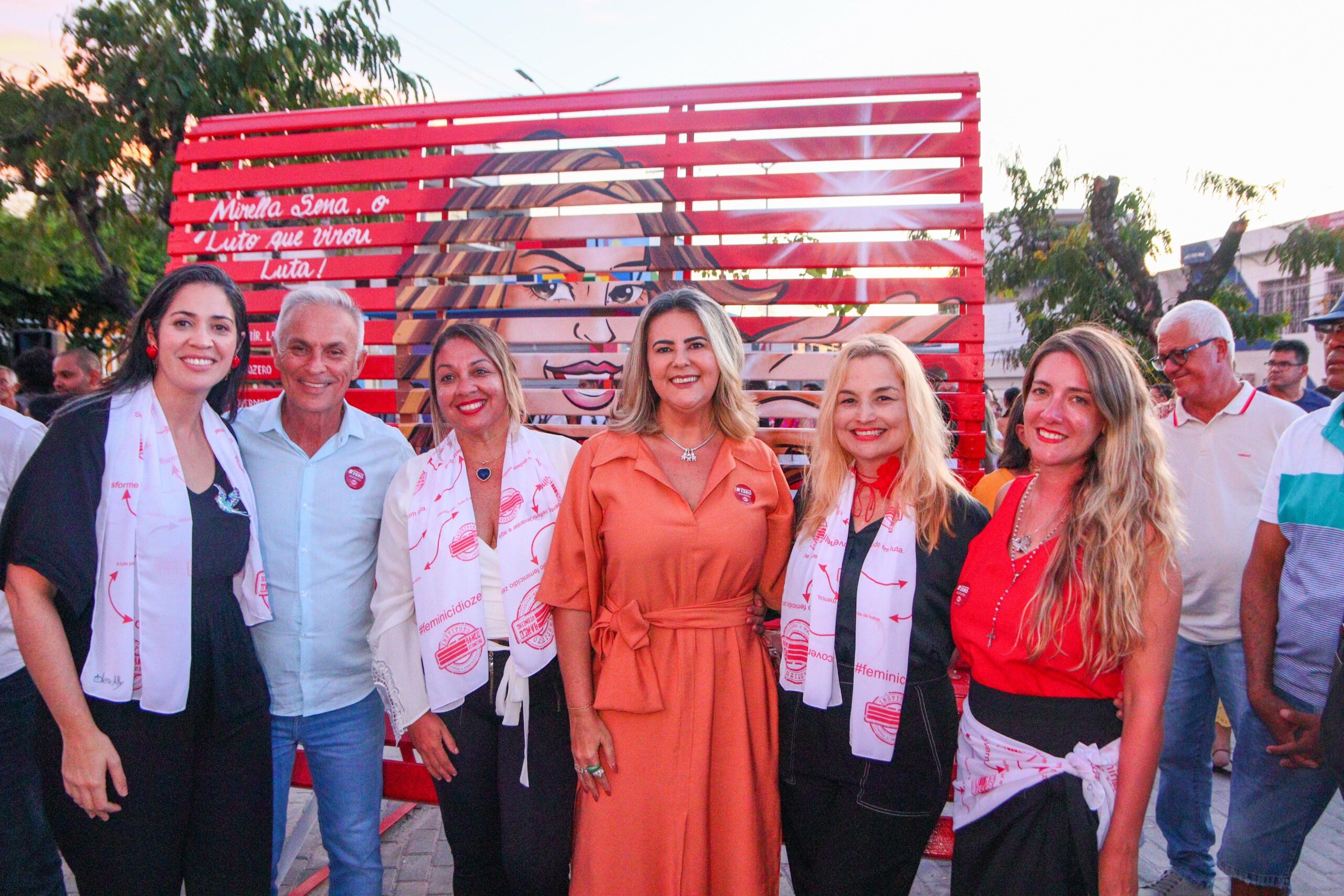 Prefeitura da Vitória inaugura Banco Vermelho e entrega reforma de praça