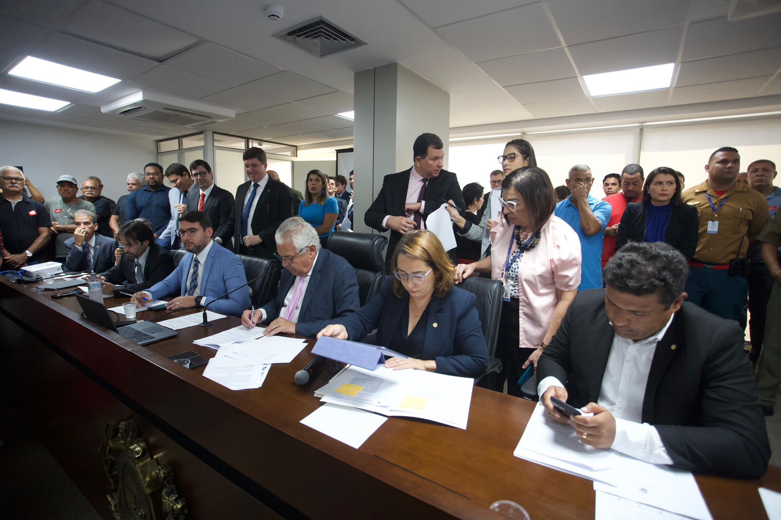 Articulação de bloco na CCLJ garante retirada de projeto das faixas salariais