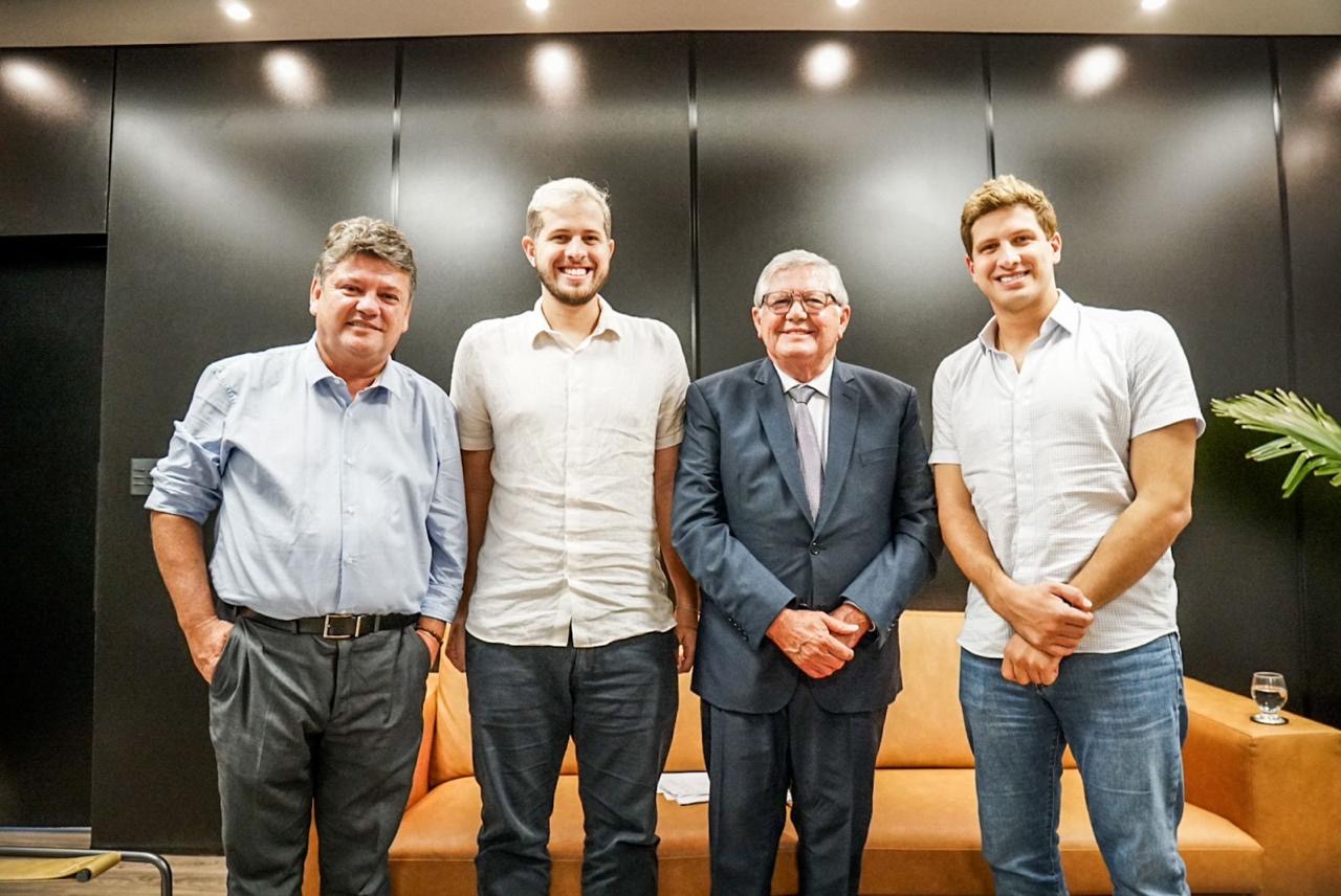 João Campos recebe prefeito de Sertânia para troca de experiência sobre gestão